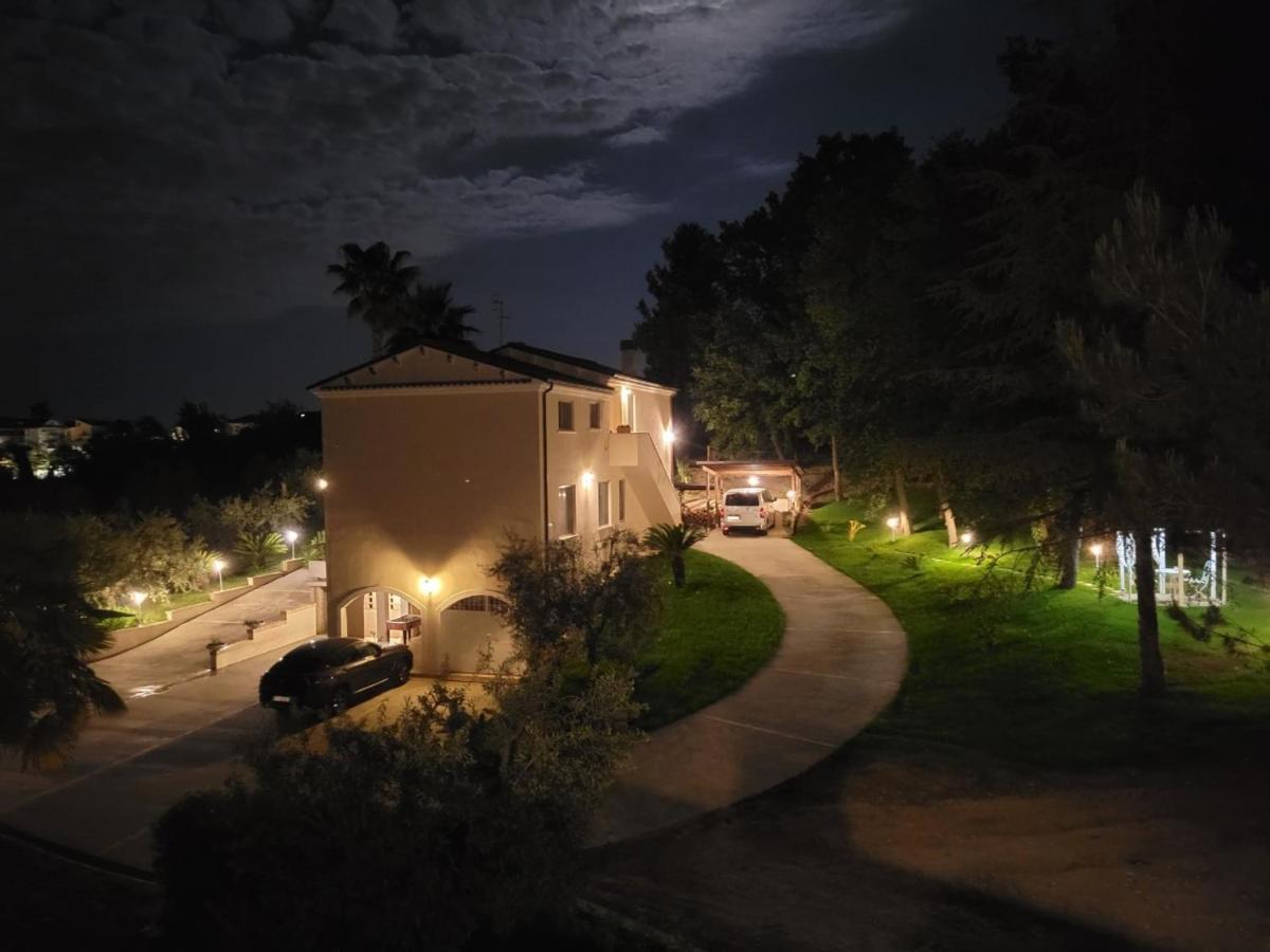 Casale Angela Apartment Torrevecchia Teatina Exterior photo